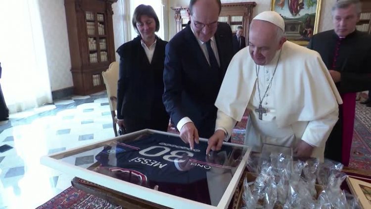 Papa Franjo dobio dres Lionela Messija