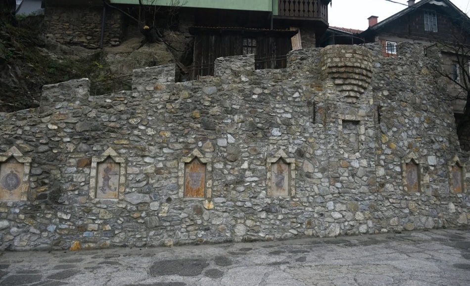 Mještani Vranduka kod Zenice za državu BiH izgradili kameni zid sa grbovima domovine (FOTO)
