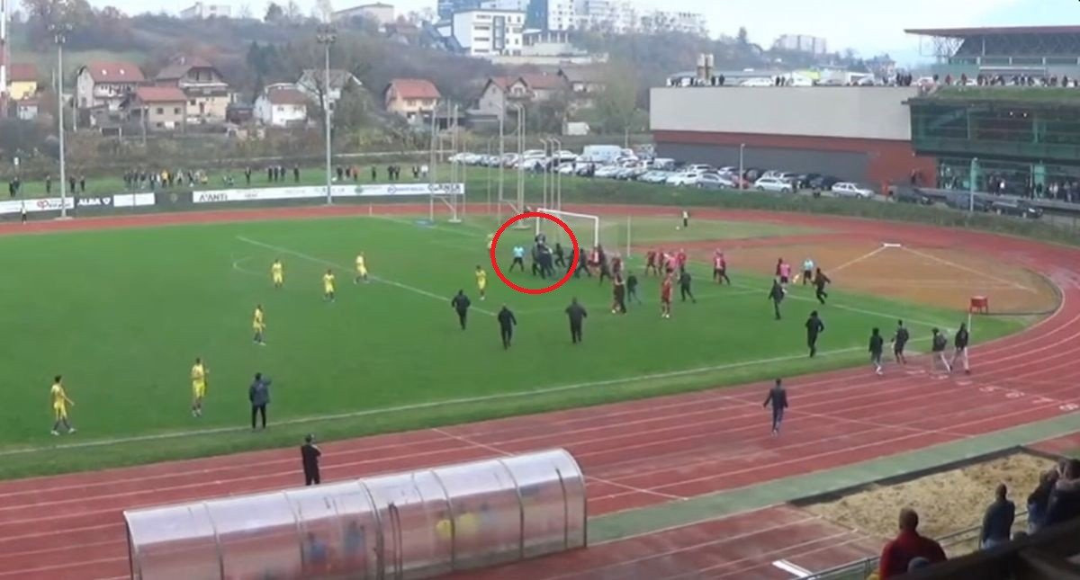 Navijači Čelika upali na teren zbog dosuđenog penala (VIDEO)