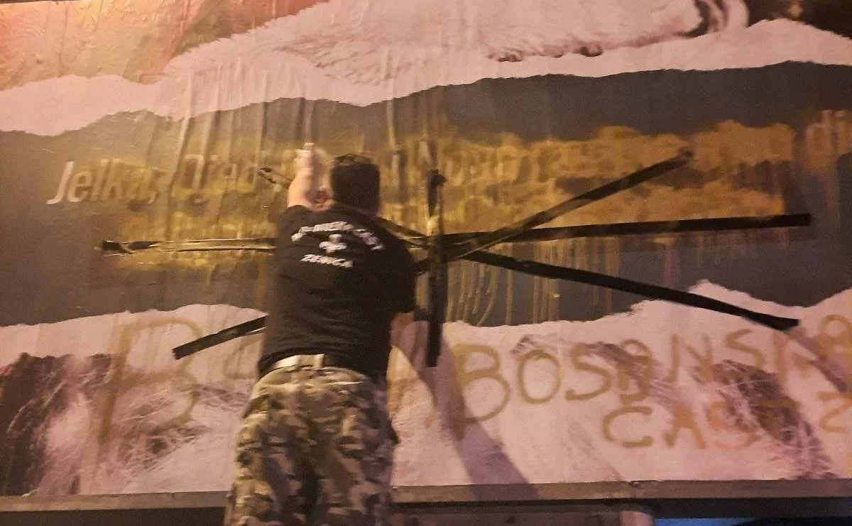 Prefarban bilboard protiv novogodišnjih praznika u Zenici