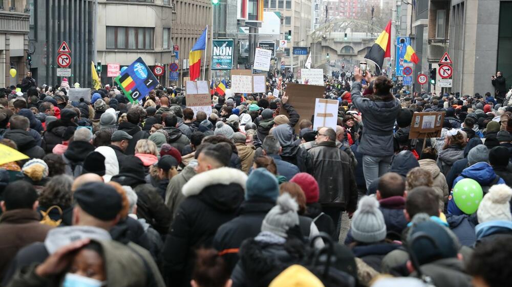 U Briselu na hiljade demonstranata protestuje protiv obavezne vakcinacije