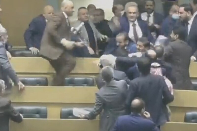 Masovna tučnjava u parlamentu Jordana zbog uvođenja zamjenice za ženski rod u ustav (VIDEO)