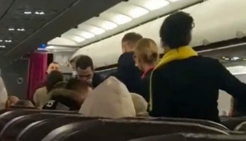 Muškarac pokušao otvoriti vrata aviona na letu za Tuzlu jer nije želio putovati za Beograd (VIDEO)