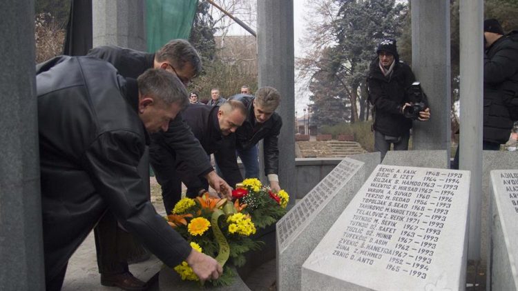 Dan rudara u Zenici obilježen polaganjem cvijeća na spomenik poginulim rudarima