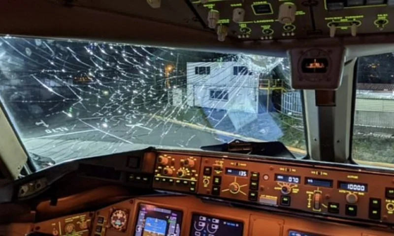 Led razbio staklo pilotske kabine na 11.000 metara visine na letu iz Londona Razbijeno Staklo