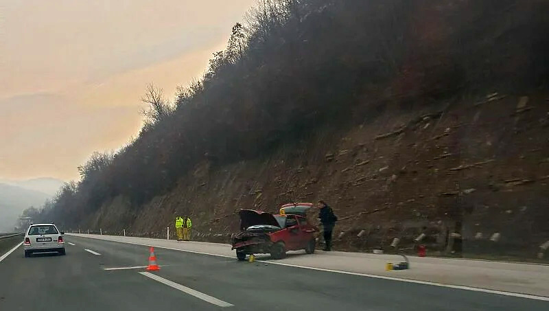 U saobraćajnoj nesreći na autoputu kod Kaknja povrijeđene dvije osobe