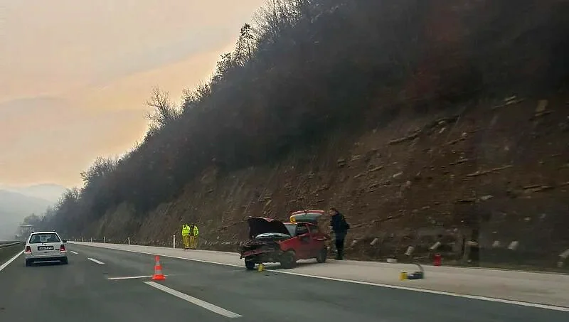 U saobraćajnoj nesreći na autoputu kod Kaknja povrijeđene dvije osobe