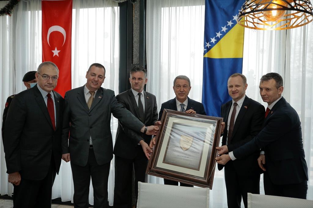 Ministru Akaru uručena Plaketa Počasni građanin ZDK