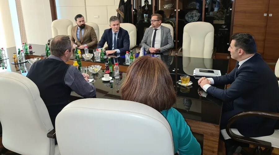 Vlada ZDK sa 200.000 KM finansira rekonstrukciju tri škole u općini Kakanj Vlada ZDK