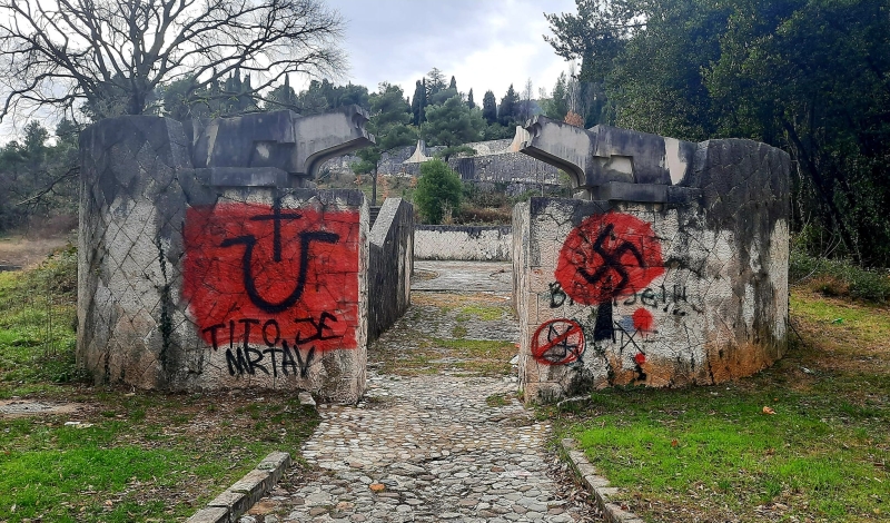 U Mostaru fašističkim grafitima oskrnavljeno Partizansko spomen-gorblje