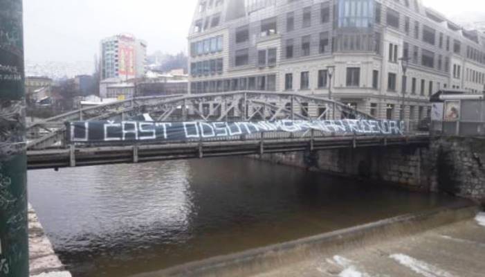 Rođendanska čestitka na mostu Čobanija nije postavljena povodom Dana Republike Srpske
