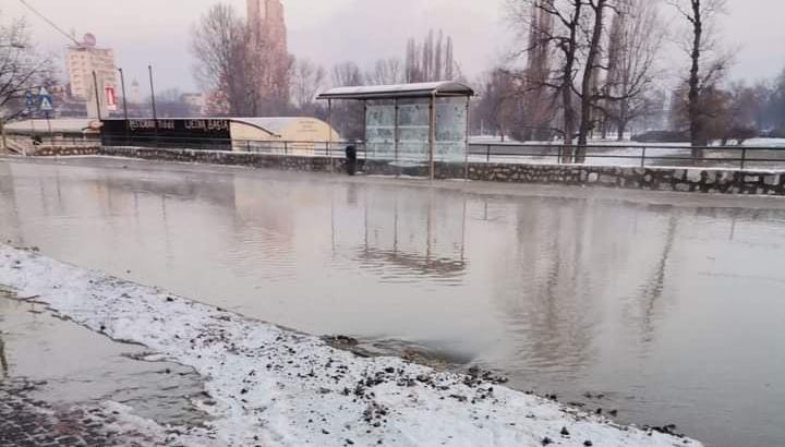 Poplavljen Bulevar u Zenici, pukla vodovodna cijev (FOTO)