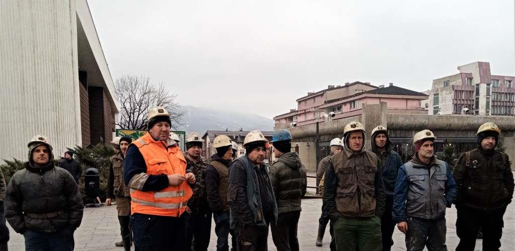 Zenički rudari se okupili ispred Gradske uprave Zenica i traže deblokadu računa Rudnika