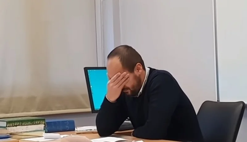 Ucenici Sarajevske Medrese Razredniku Poklonili Odlazak Na Umru