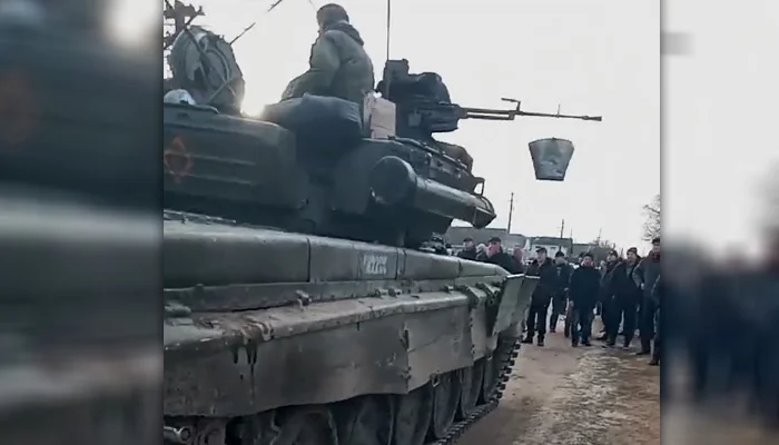 Nenaoružani Ukrajinci stali pred ruski tenk i tijelima brane prolaz (VIDEO)