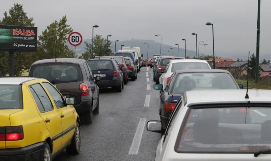 U Federaciji BiH 2021, registrirano 690.597 vozila, a oko 60 posto stariji su od 15 godina Saobraćaj