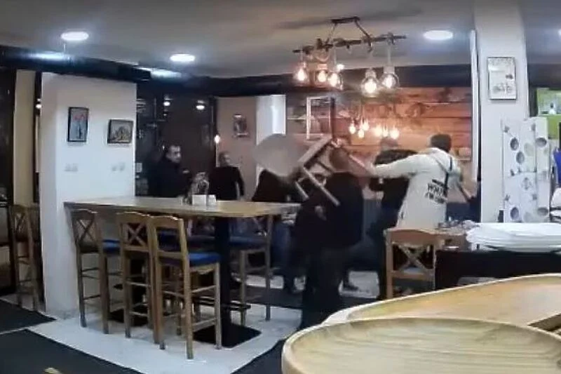 Gađali se stolicama, udarali šakama i nogama, a zatim se izgrlili (VIDEO) Tuča Novi Pazar