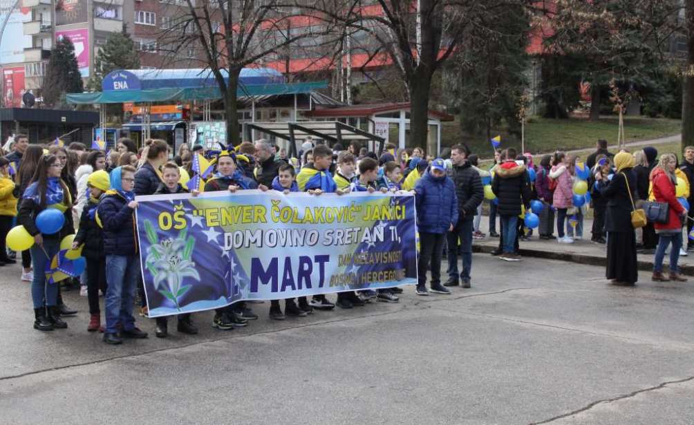 Zenicki Osnovci Defileom Gradskim Ulicama Obiljezili Dan Nezavisnosti BiH