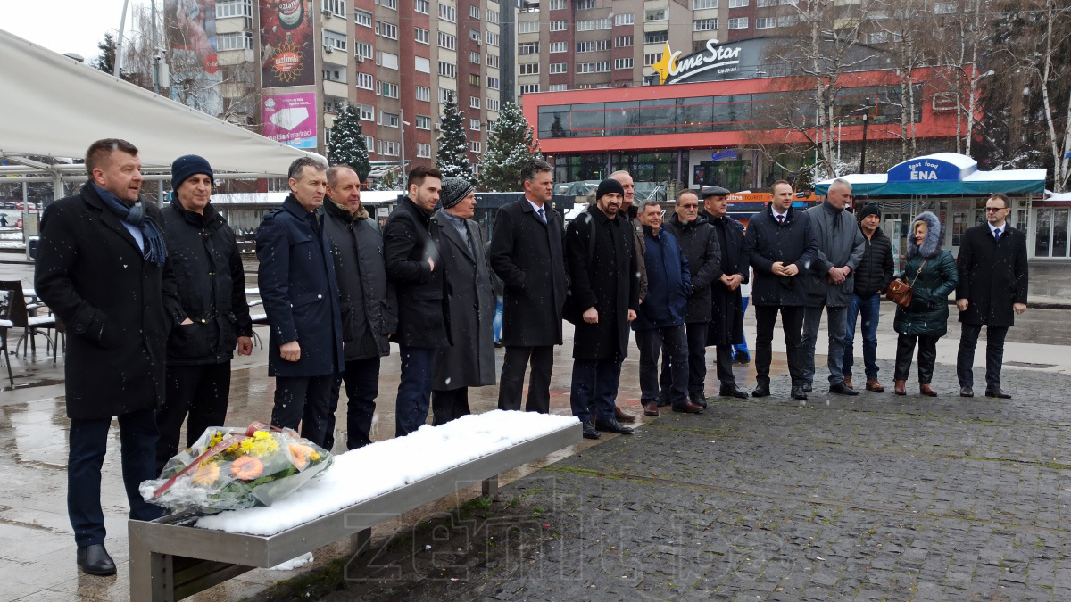 Predstavnici Vlade I Skupštine ZDK Položili Cvijeće Na Spomen Obilježju Kameni Spavač U Zenici (VIDEO)
