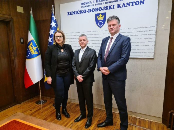 Premijer ZDK Mirnes Bašić i ministrica za rad, socijalnu politiku i izbjeglice Azra Sinanović sa v.d. direktora Fonda za profesionalnu rehabilitaciju i zapošljavanje osoba sa invaliditetom FBiH Riadom Kremićem