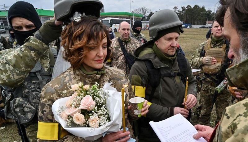 Dvoje Ukrajinskih Vojnika Vjenčalo Se Pokraj Kontrolne Točke Na Kojoj Brane Kijev