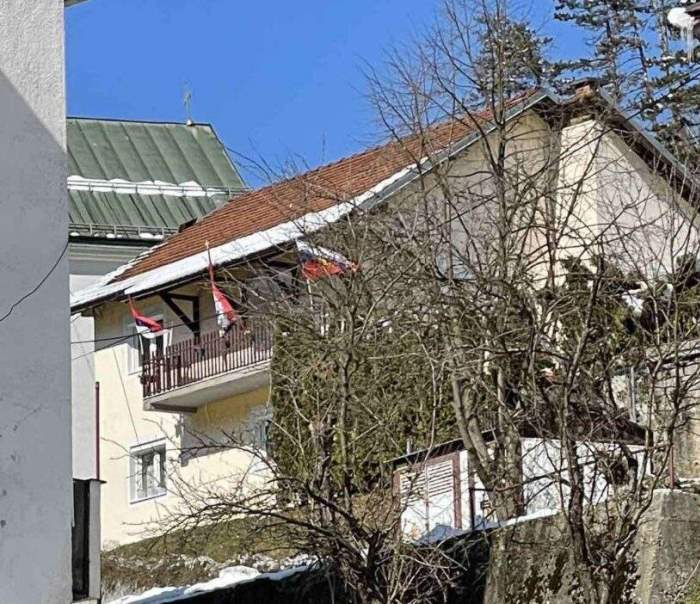 U Srebrenici na kući sveštenika osvanule zastave Srbije, Rusije i RS-a Zastave Srebrenica2