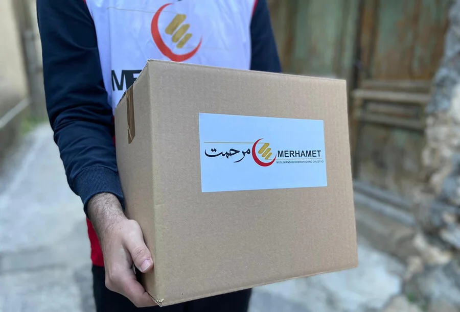 “Merhamet” Švedske tokom ramazana obezijedio pomoć vrijednu 155.000 KM (FOTO) Merhamet Svedske Paketi 5