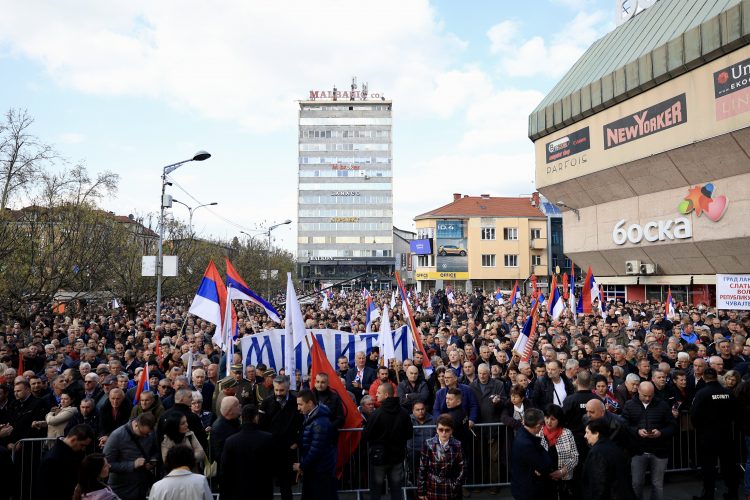 Na skupu u Banjaluci uklonjen transparent sa likom Ratka Mladića