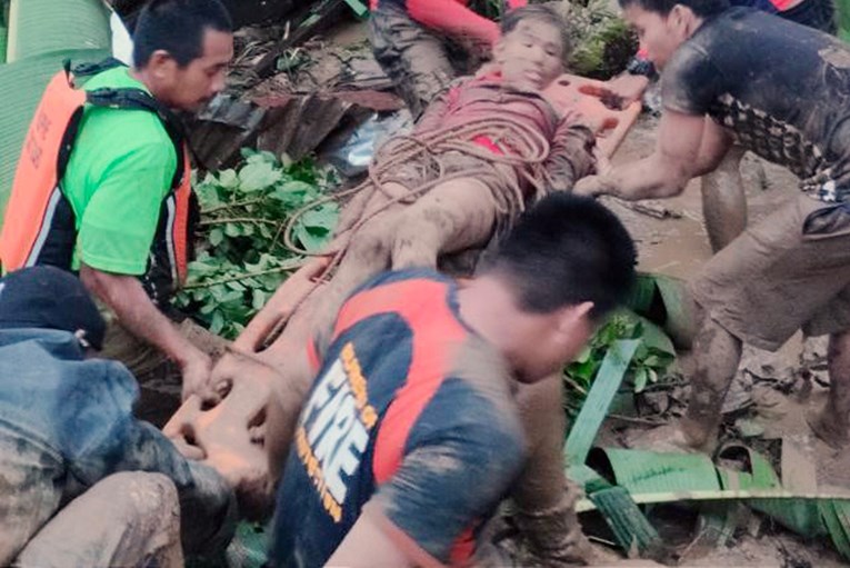 Deseci mrtvih nakon što je oluja opustošila Filipine, traje potraga za preživjelima (VIDEO)