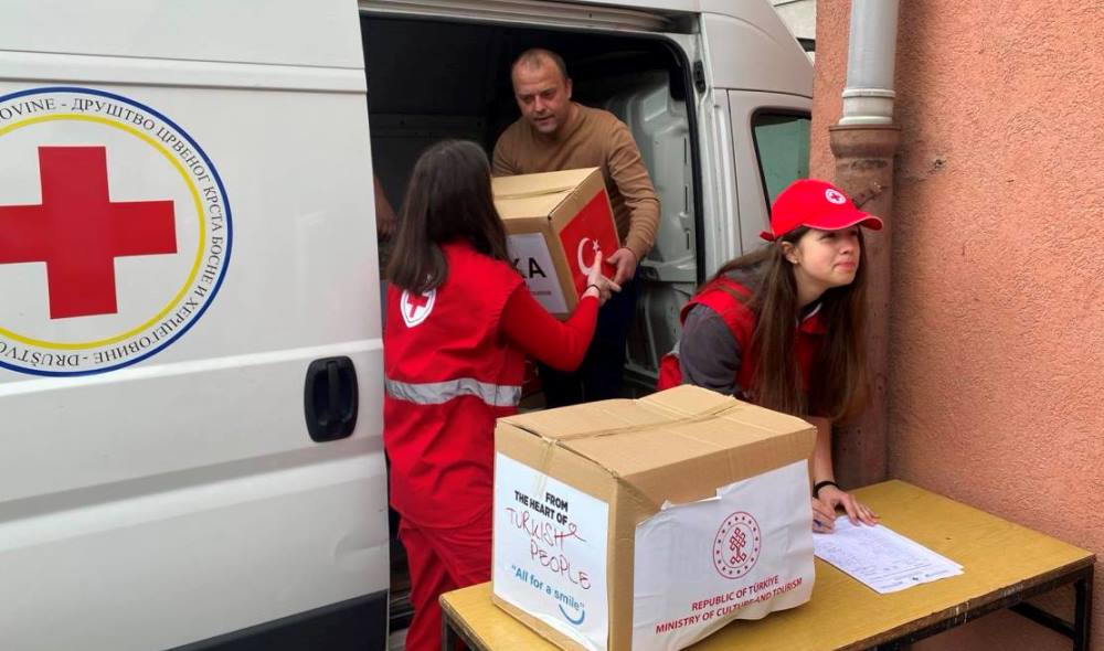 Crveni križ Federacije BiH podijelio 2.150 paketa hrane i higijene (FOTO)