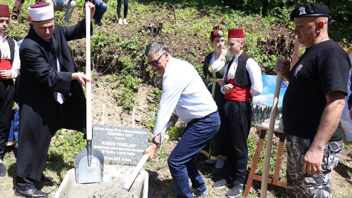 Gradonačelnik Kasumović položio kamen temeljac za izgradnju jarbola i postavljanje najveće zastave BiH u regionu (FOTO)