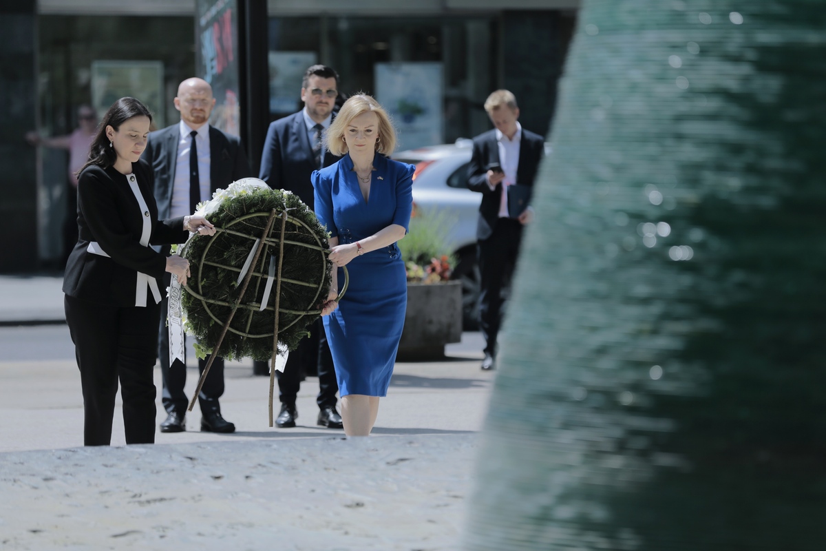 Truss Položila Vijenac Na Spomen Obilježje Ubijenoj Djeci Opkoljenog Sarajeva