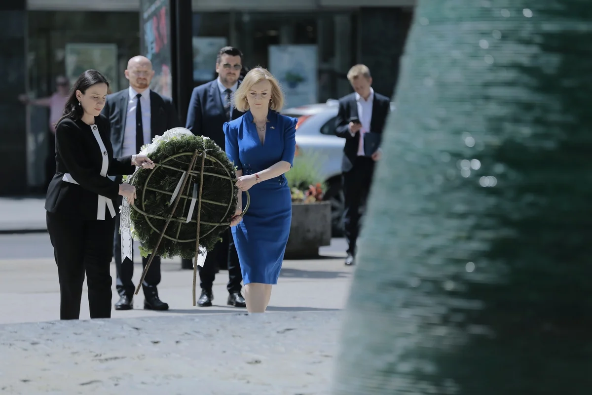 Truss Položila Vijenac Na Spomen Obilježje Ubijenoj Djeci Opkoljenog Sarajeva