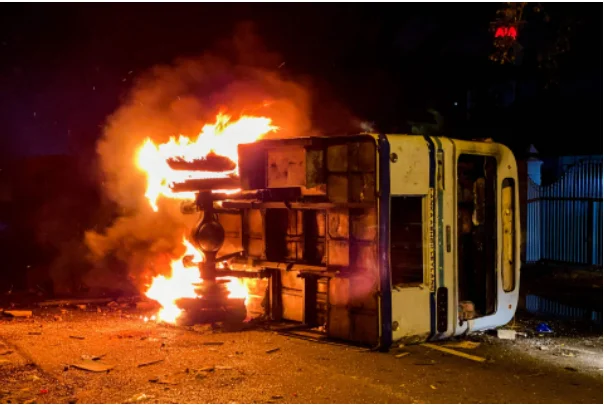 Građani Šri Lanke pale kuće vladajućih (VIDEO) Zapaljen Bus
