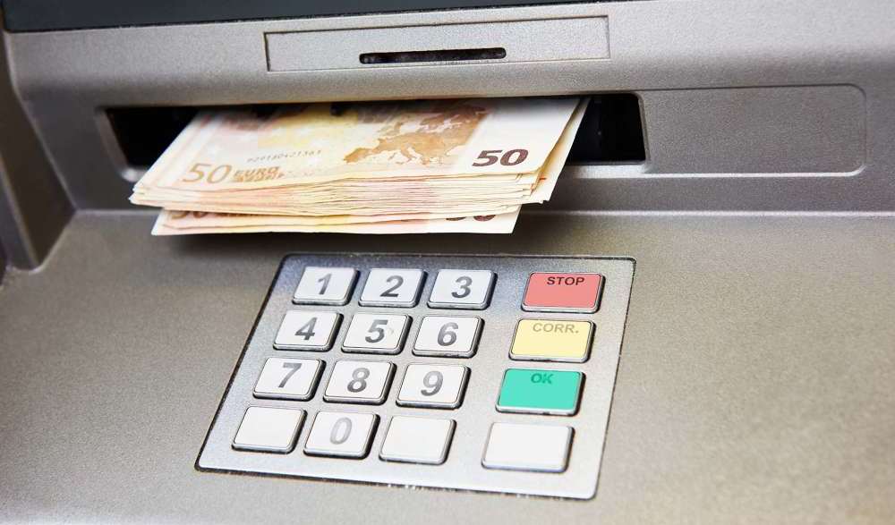 U Srbiji počela isplata 100 eura mladima Bankomat Isplata Novac