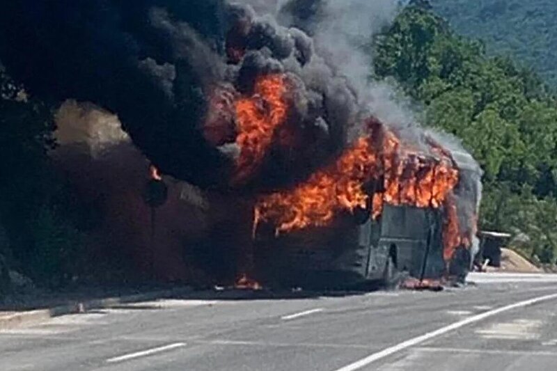 Autobus iz BiH planuo na cesti u Hrvatskoj, učenici se na vrijeme spasili (FOTO)