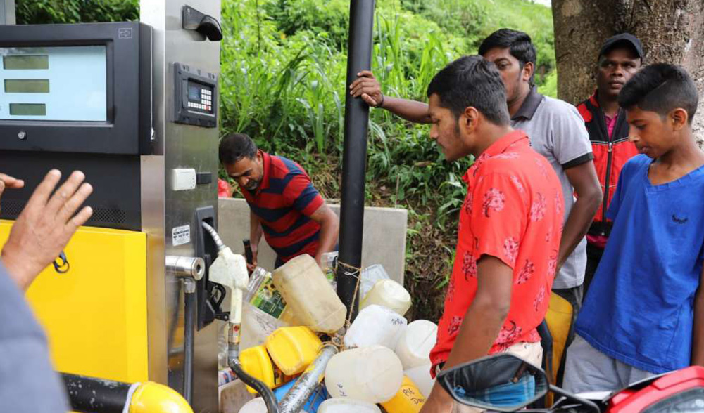 U Šri Lanki gorivo samo za autobuse, vozove i medicinska vozila, 22 miliona ljudi radi od kuće