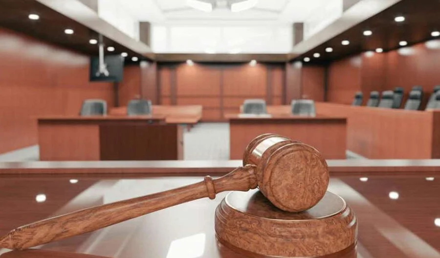 Prvostepena presuda u predmetu Ibrahim Purić i drugi: Sarajliću 20 godina zatvora, ostali oslobođeni optužbi Sud čekić