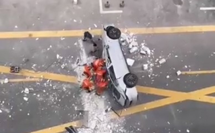 Automobil “kineskog Tesle” pao s trećeg sprata zgrade, dvoje ljudi poginulo (VIDEO)