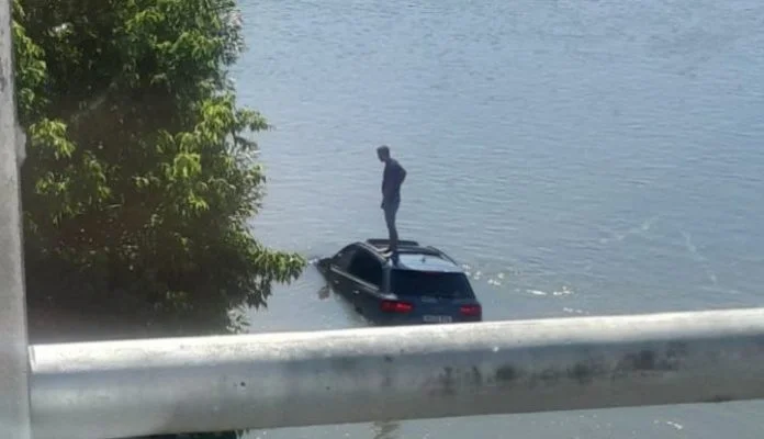 Vozač Na Krovu Auta