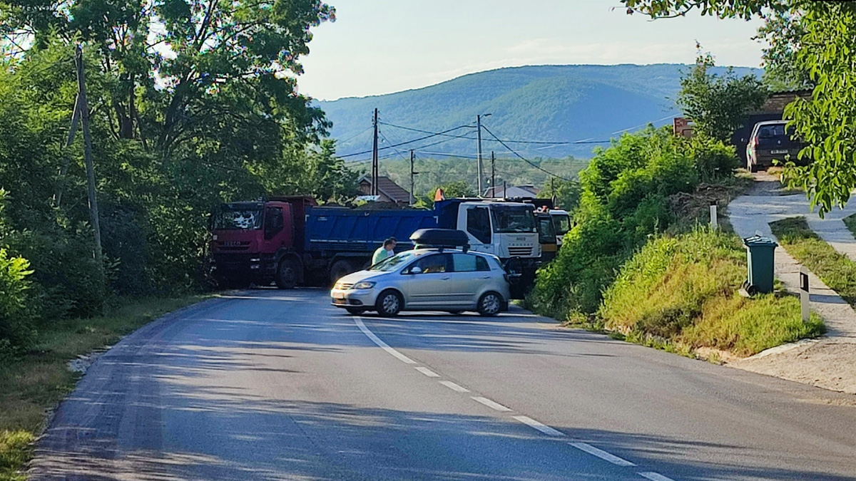 Srbi blokiraju puteve na sjeveru Kosova, čuju se sirene za uzbunu