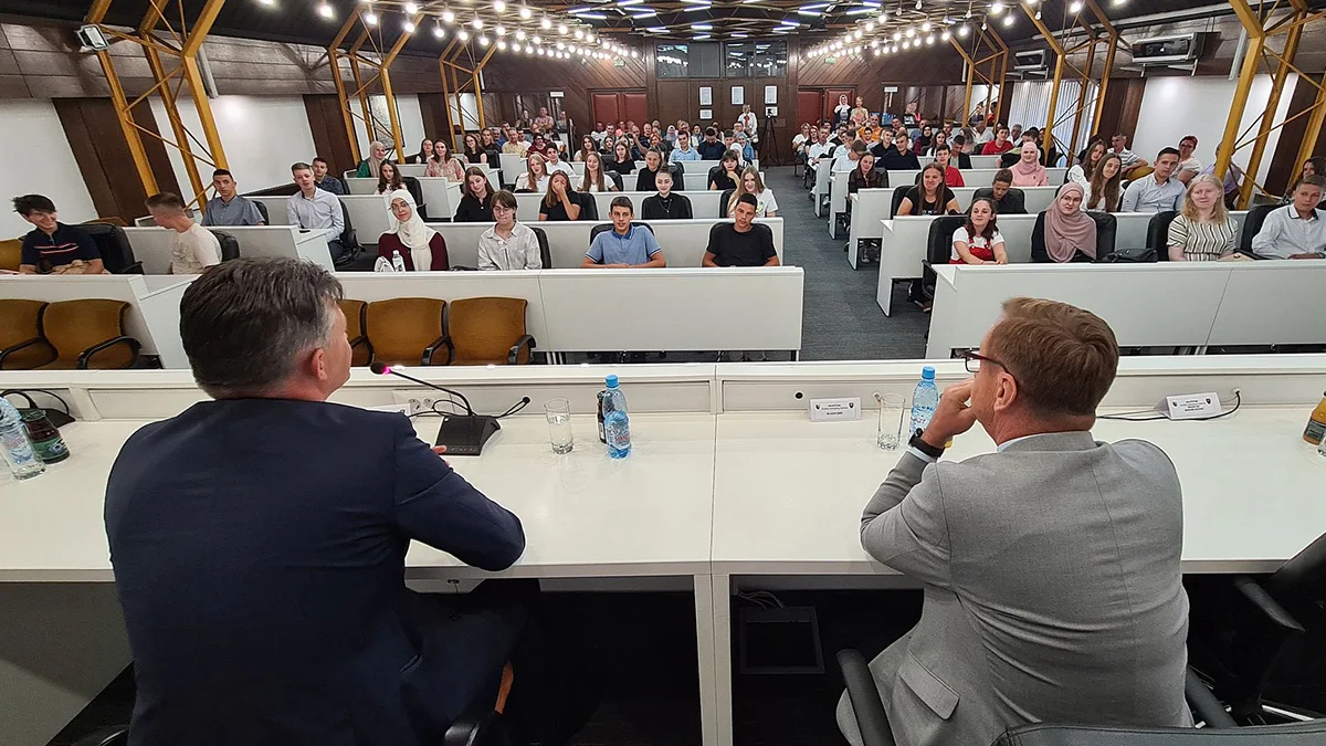 Premijer Bašić i ministar Kozlić upriličili prijem za učenike generacije osnovnih i srednjih škola u ZDK (VIDEO+FOTO) Premijer Basic I Kozlic 1