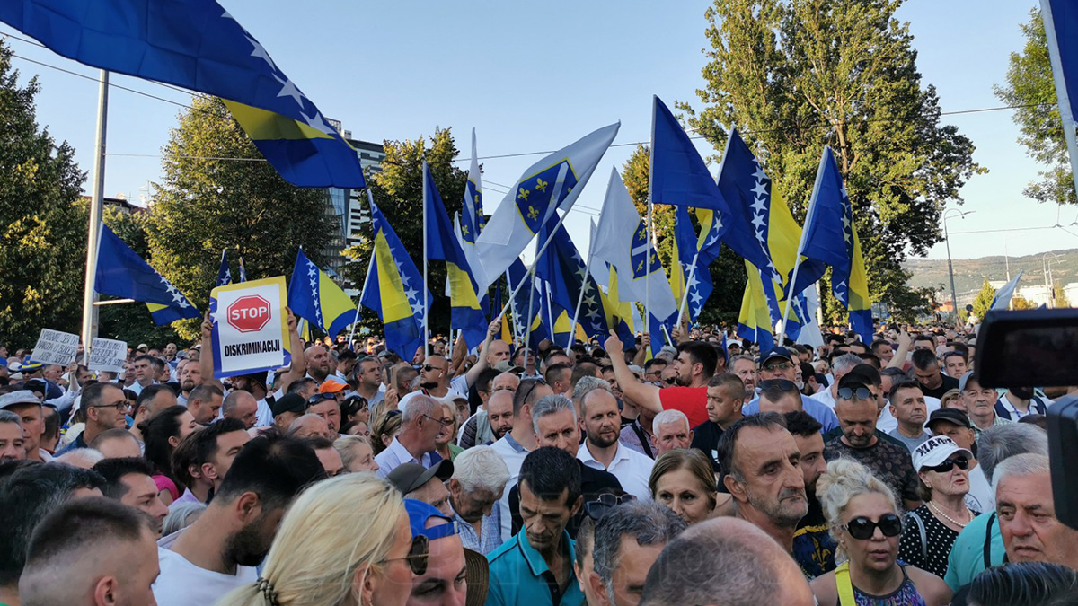 Protesti ispred OHR-a: Građani žele jedinstvenu BiH bez etničkih podjela (FOTO)