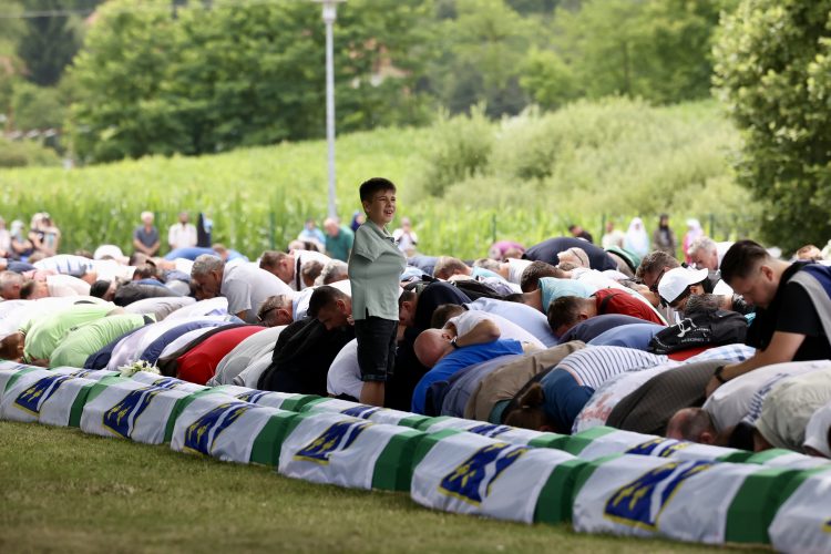 Klanjana dženaza i obavljen ukop 50 žrtava genocida u Srebrenici