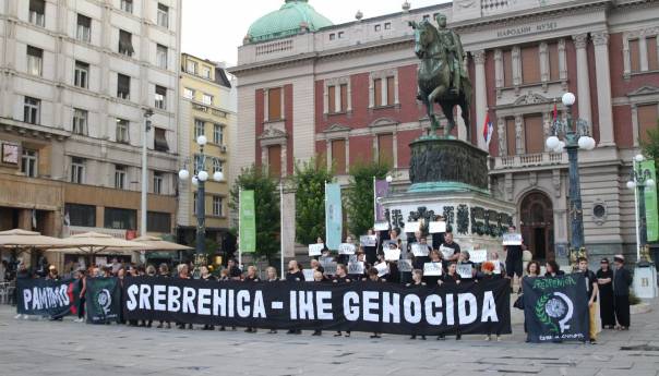 Na Trgu Republike u Beogradu razvijen transparent ‘Srebrenica – ime genocida’