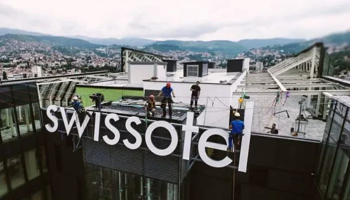 Montiranje Svjetleće Reklame