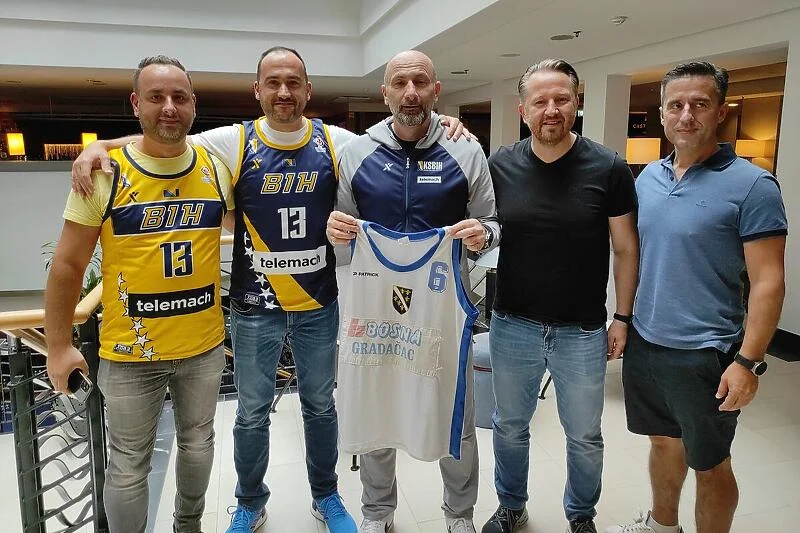 Navijači BiH iznenadili Bećiragića pred meč s Njemačkom Navijači BiH I Bečiragić