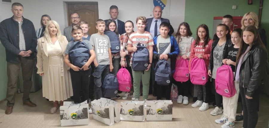 Delegacija Vlade ZDK posjetila učenike u Vrbanjcima i uručila donaciju i poklone Zdk.ba