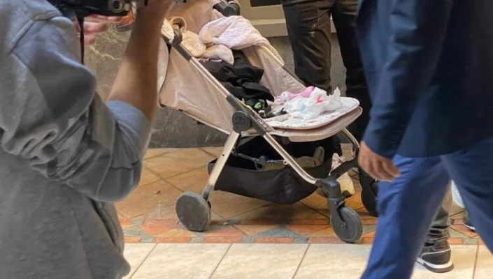 Jeziva nesreća u Beogradu, dio fasade pao na bebu Beba Beograd