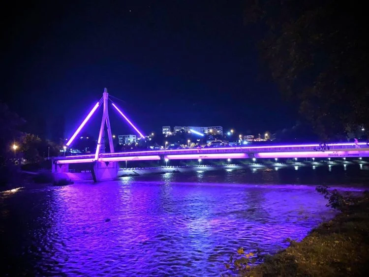 BiH sinoć bila obojena u ružičasto za podršku oboljelima od karcinoma dojke Most U Zenici